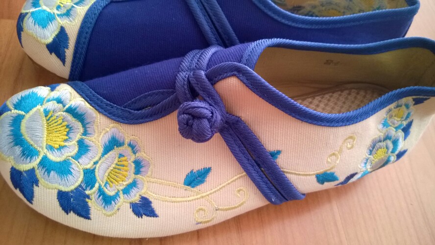 Vintage New Arrival Old Peking Women's Shoes Chinese Flat Heel With Flower Embroidery Comfortable Soft Canvas Shoes  Size 34-41