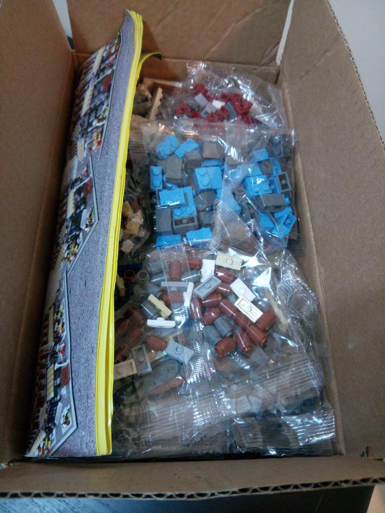 2016 New LEPIN 15002 2133Pcs Creators Cafe Corner Model Building Kit Minifigure Blocks Bricks Compatible Children Toy Gift 10182