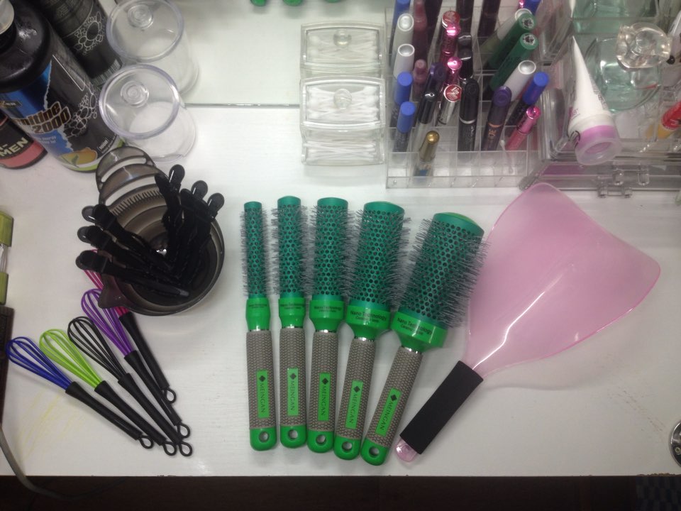 Pro Hair Salon Temperature Color Change Ceramic Iron Radial Round Comb Hairdressing Brush Salon Styling Barrel Curler Brush