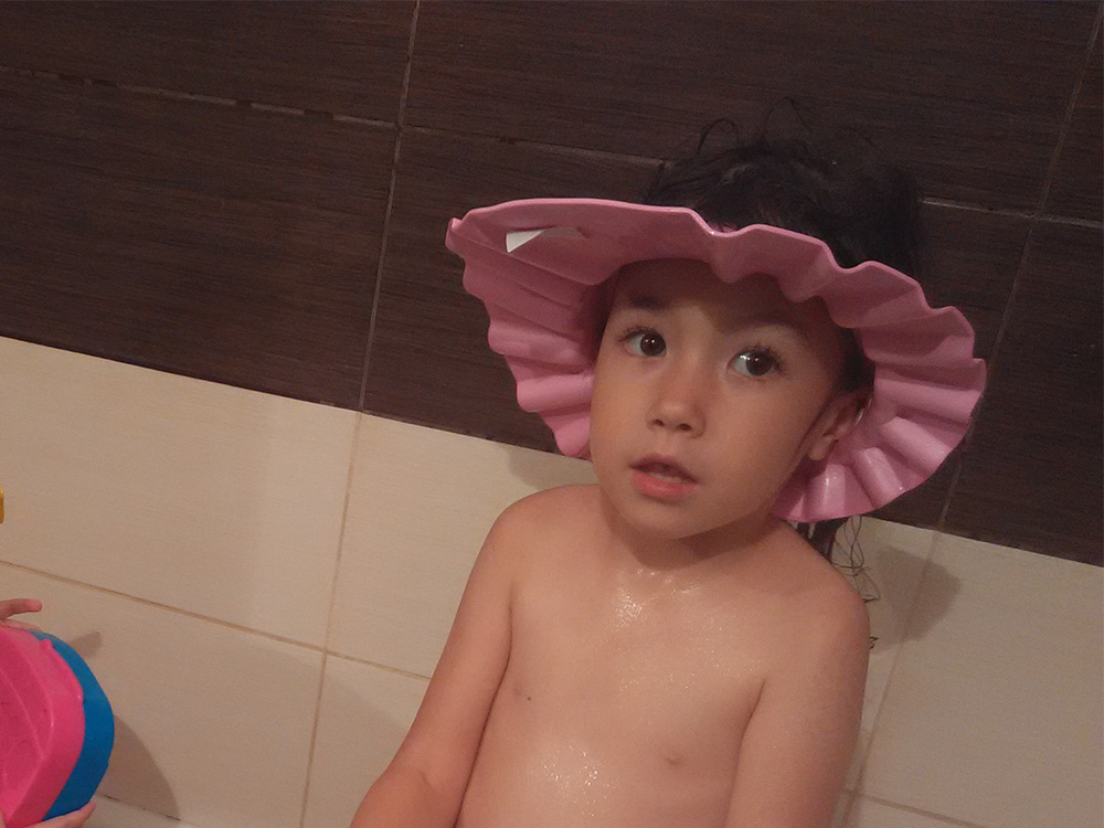 Cute Baby Kids Toddlers Waterproof Shampoo Bath Shower Set Shampoo Capes decorations
