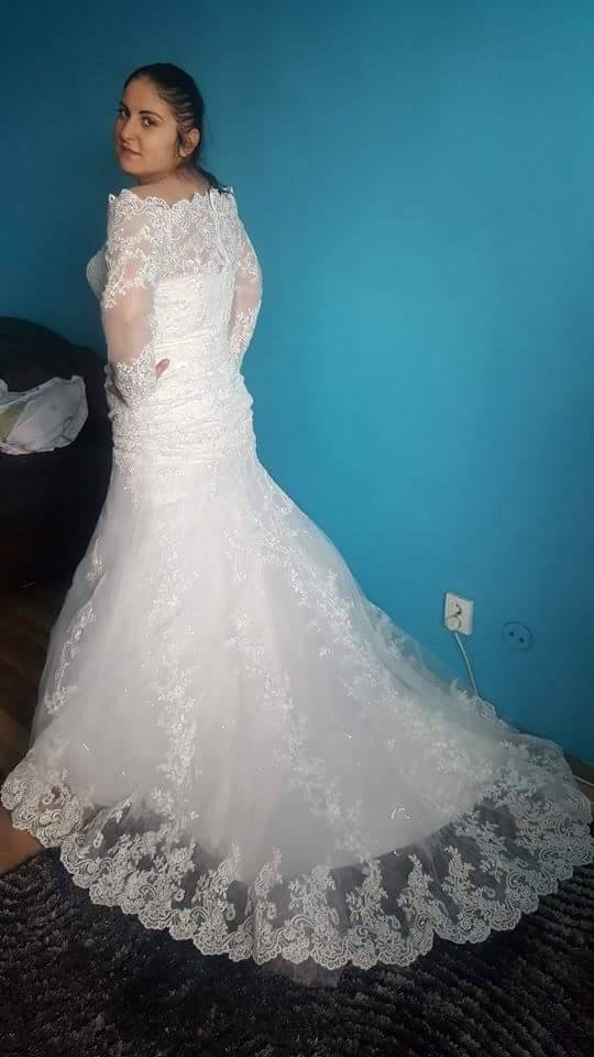 Unique A-Line High Neck Appliques Lace Wedding Dresses Vintage Long Sleeves  Bridal Gown Beach Wedding Gown
