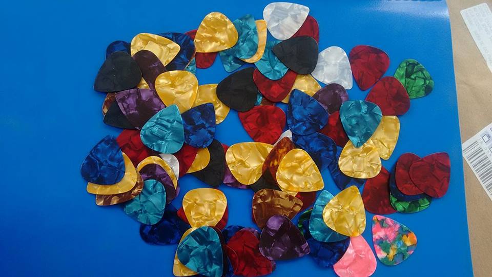 Lots of 100pcs New Thin Guitar Picks Parts Accessories Celluloid 0.38mm Stringed Instruments Free Shipping