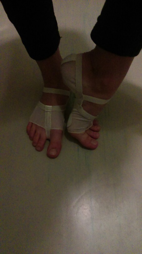 New 2016 Heel Protector Professional Ballet Dance Socks 1 Pair Belly Dancing Foot thong Dance Accessories Toe Pads